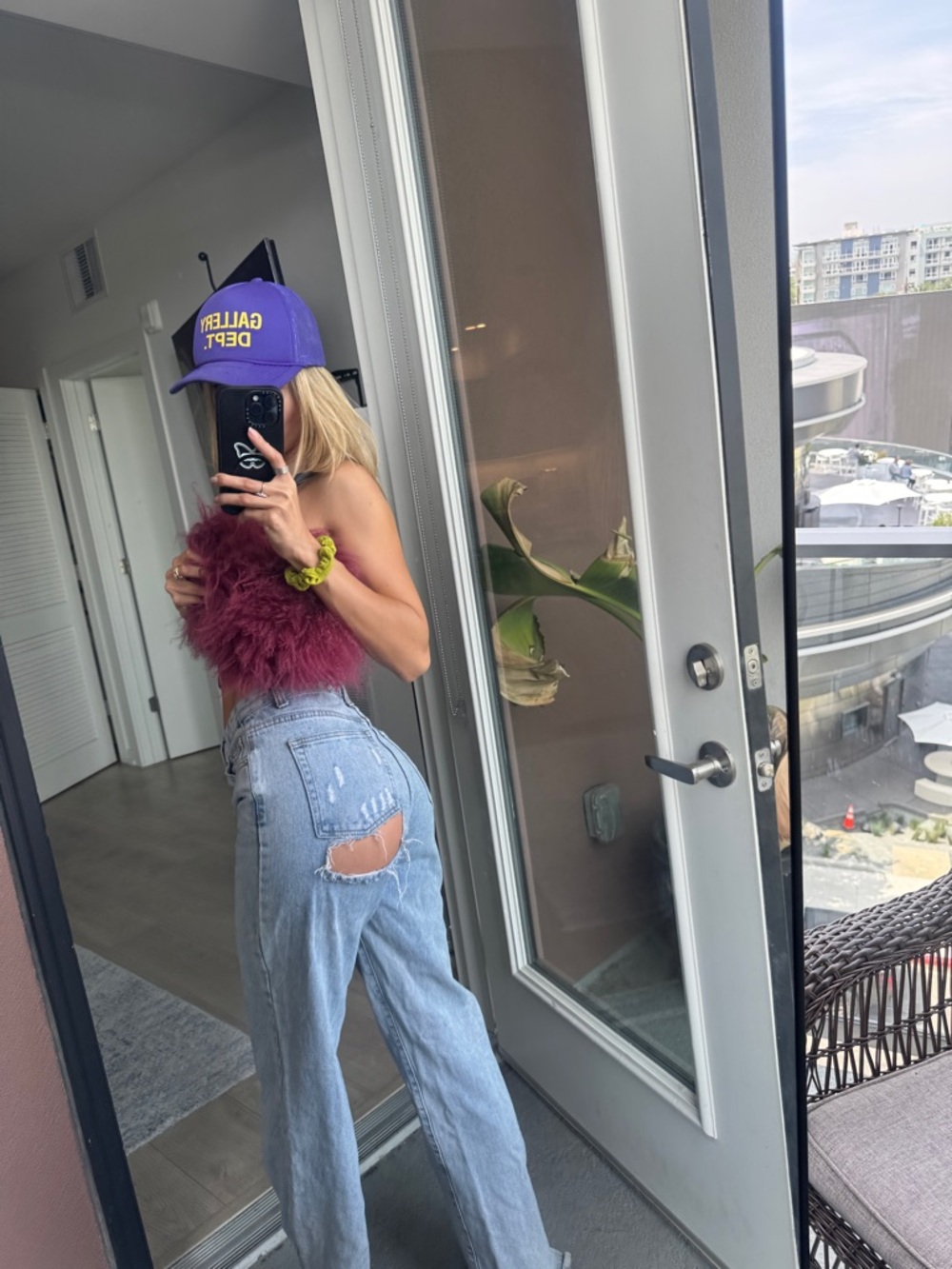 Jeans with cutout on booty